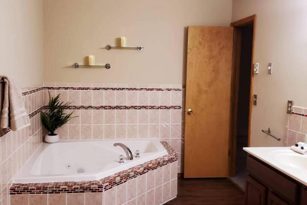 *Amenity-Filled Waterfront Oasis @Saw Creek Estates Near Waterfalls And Hiking* 이스트스트로즈버그 외부 사진